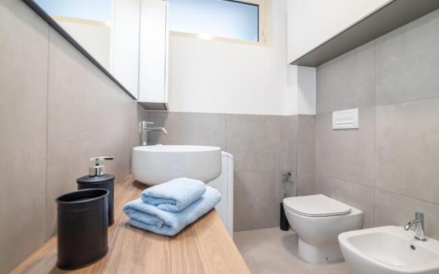 Leonardo - swimming pool and wide patio with barbecue