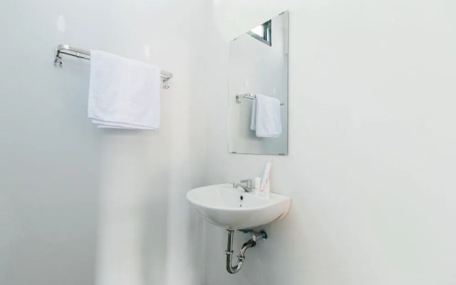 Oyo 1898 Louise Place