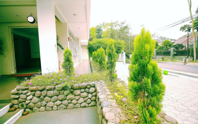 ZEN Rooms Dipati Ukur
