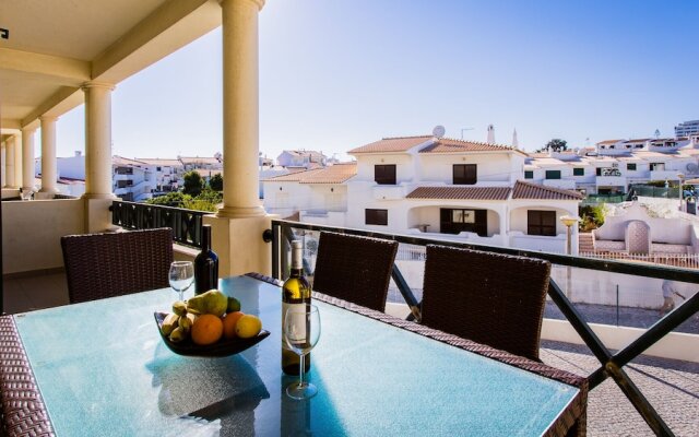 Central Albufeira 2-B Apt, Sleeps 6, Pool, Parking