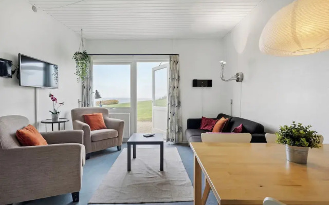 Beachfront Apartment D, 2 Bedrooms, Free Parking
