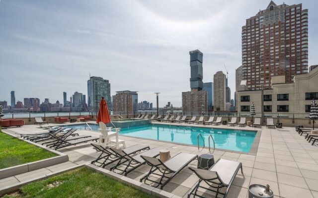 Bluebird Suites near PATH