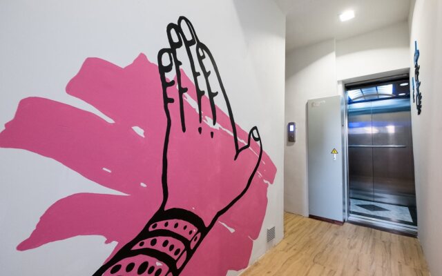 LiveItUp Chitlom Hostel
