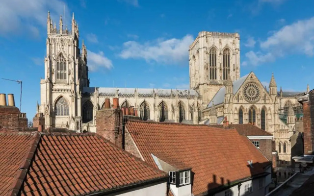 Superb Loft Apartment Steps Away From the Minster