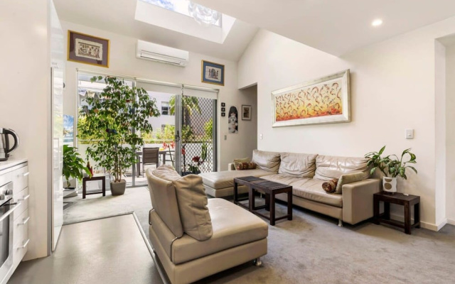 Poolside Apartment Opposite Redfern Park – Guest Rooms – Sydney