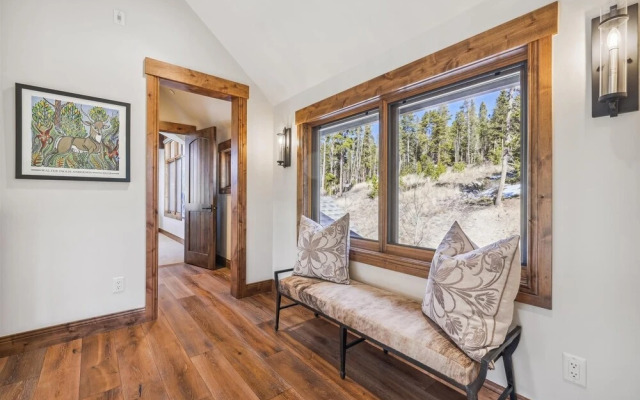 Northwoods 5 Bedroom Home by RedAwning