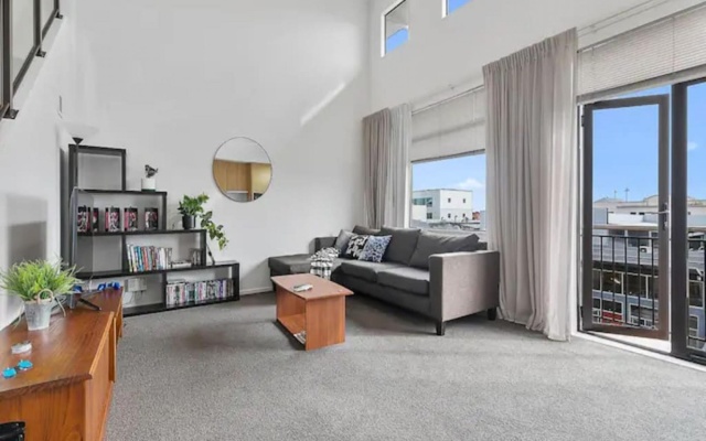 Roomy Loft 2 Bedroom w/ Free Parking Zodiak Stays – Balcony – Auckland