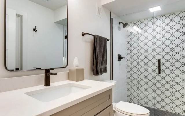 Jefferson Park Apartment: Walk to Empower Field!