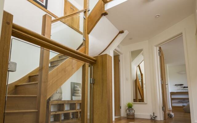 6 Knowle Court
