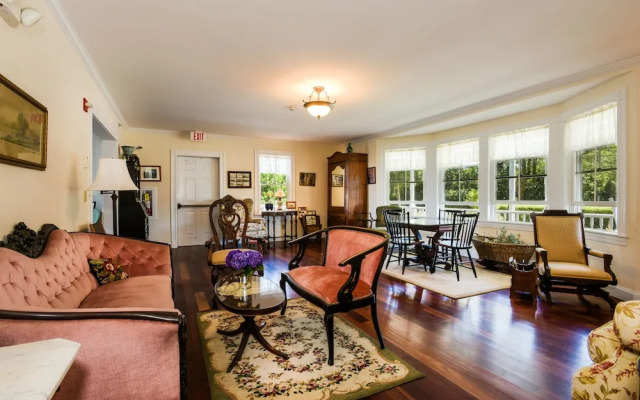 Payne's Harbor View Inn