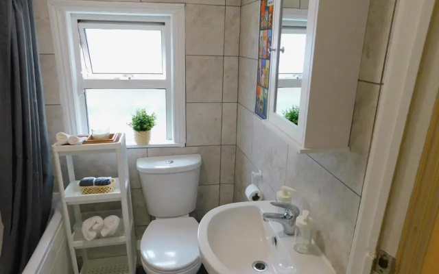 Entire 4 bedroom Terrace house in London
