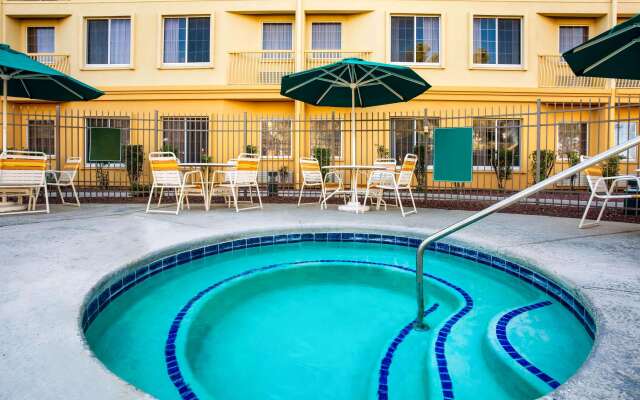 La Quinta Inn & Suites by Wyndham Tucson Airport