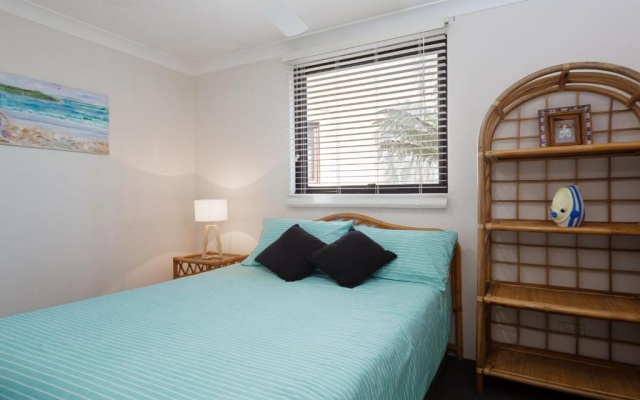 13 'Carindale', 19 Dowling Street - large ground floor unit with pool & tennis court – Guest Rooms – Nelson Bay