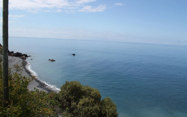 Beachfront cottage in sunny Calheta – the ideal hideaway | Cottage do Mar