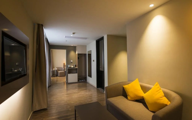 Home Inn Plus Shanghai Chifeng Road Metro Station