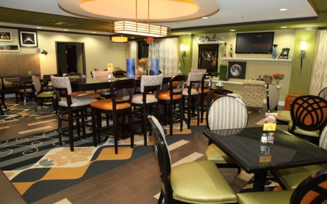 Holiday Inn Express & Suites Huntsville Airport by IHG