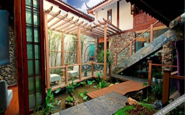 Lijiang Barn Inn