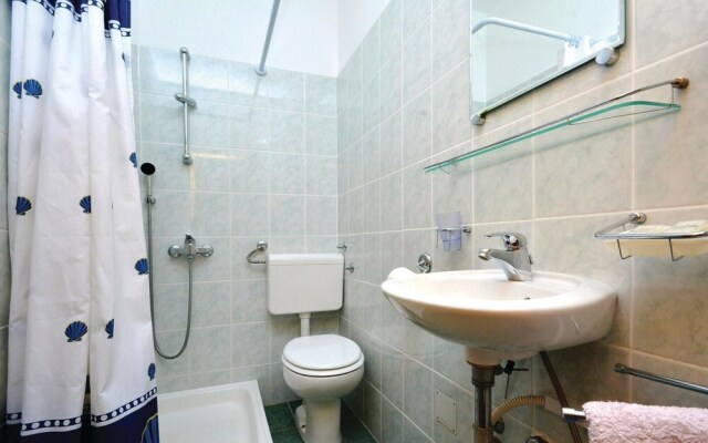 Beautiful Home in Lokva Rogoznica With Wifi and 4 Bedrooms