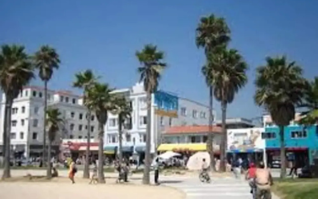 Venice Beach Studio #C - 1 Block to the Beach!