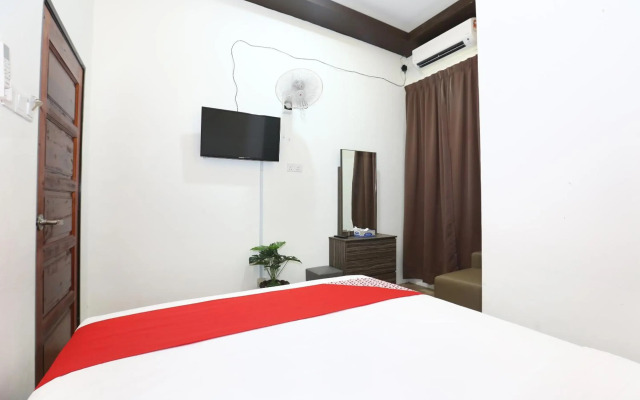 Super OYO 89678 Ady Hotel