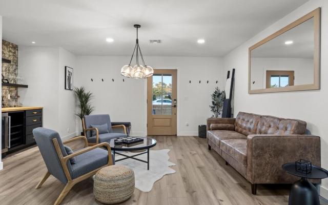 Desert Dreaming Deluxe Retreat w Pool Putt