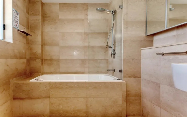 Mantra Aqua, Penthouse 83/1A Tomaree Street