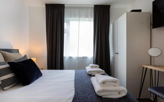 1-Bedroom Apartment with a Private Garden, beach 5-min walk