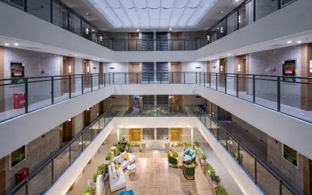 Xingfu Holiday Hotel (Buji Shenzhen East Railway Station Branch)
