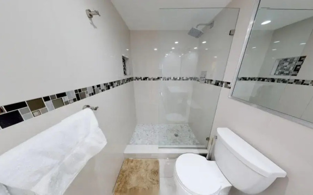Premium 2 Bedroom +den Apartment Or-202