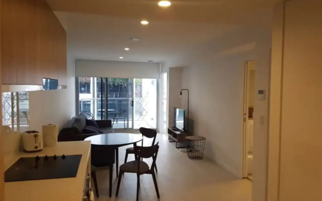 Modern 2 Bedroom Apartment With Parking in Newstead