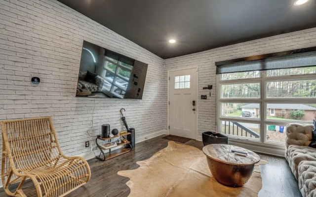 Modern Atlanta Retreat: Private Hot Tub & Yard!