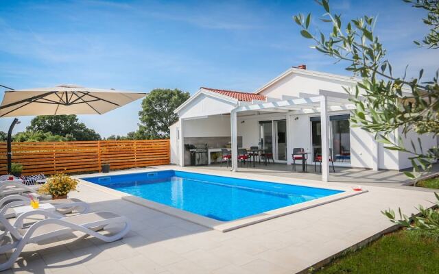 Elegant Villa With Swimming Pool in Pula Near Sea