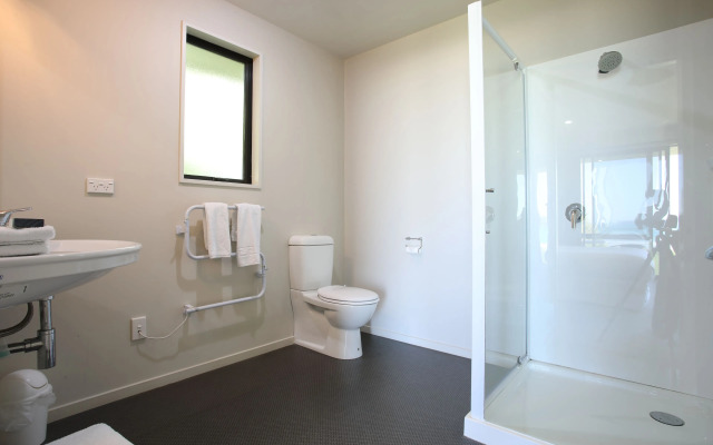 Curio Bay Salt House Motel