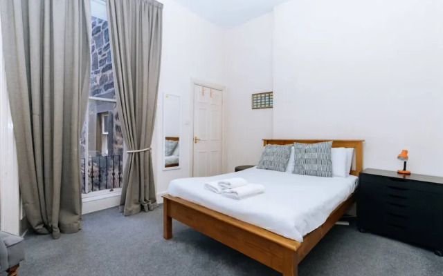 Bright High-ceiling 2BD Flat - Central Edinburgh!