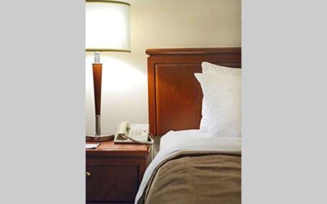 Quality Hotel & Suites Montreal East