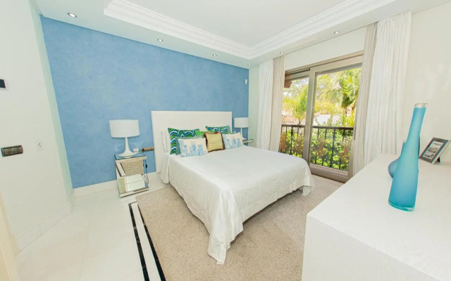 Luxury 3BDRS apt. In Mistral Beach with sea views.