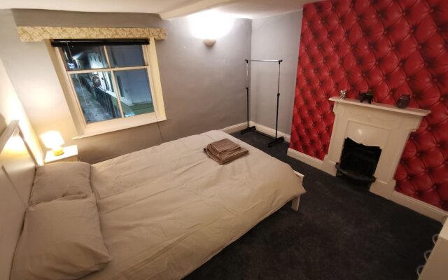 Huge 6-bed Apartment in Darlington Centre