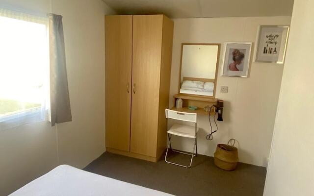 Stunning 2-Bed Sleeps 6 Caravan in Felixstow