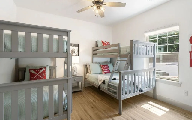 New Lakeside Haven - Picturesque