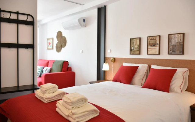 NEW!Central w/ sunny terrace - 9 min walk Trindade