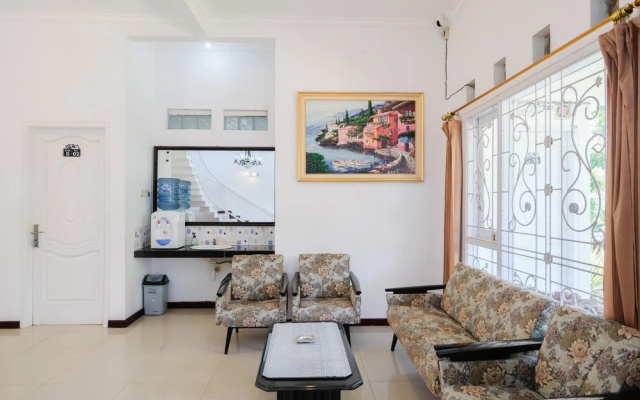Urbanview Golden Barbie near Jawa Timur Park 2 – Guest Rooms – Batu