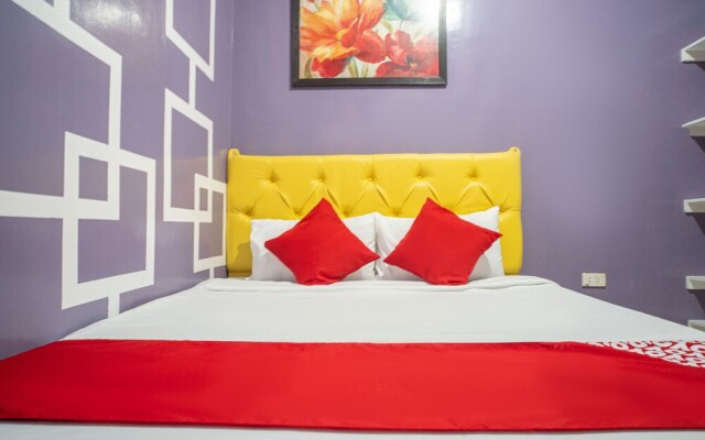 OYO 702 Queens Hometel