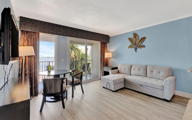 Seaside Luxury Oasis with balcony