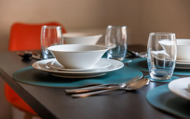 Darlington 4Bd Home: Modern Comfort & Free Parking