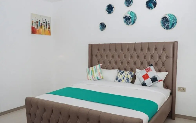 Lux Suites Royal Oak Residency
