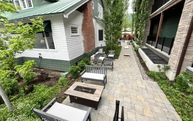 Huff House Inn