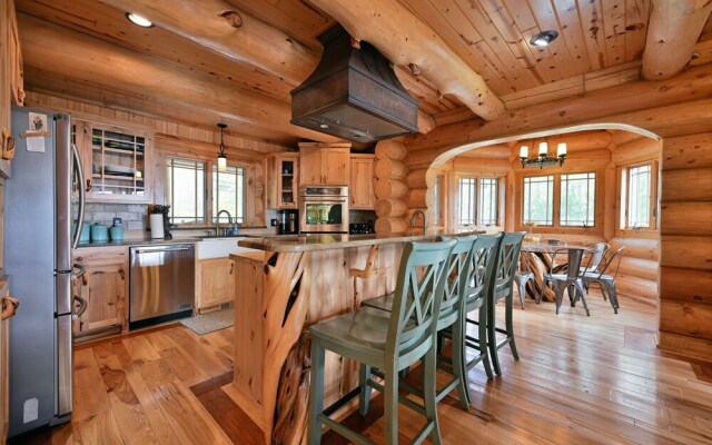 Osprey Lake Cabin 4 Bedroom Home by RedAwning