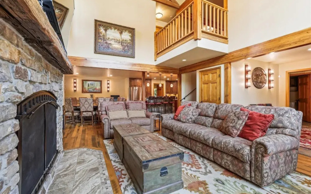 Friendly Fox Chalet 8 Bedroom Home by RedAwning