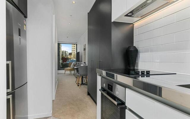 Beautifully Modern Brand New Central Apartment