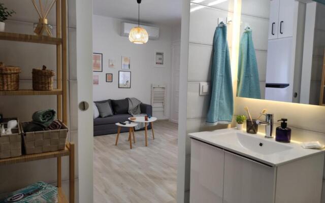 roomaki -tasteful studio in the center w/ parking